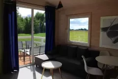widok salonu w domku do wynajęcia blisko morza